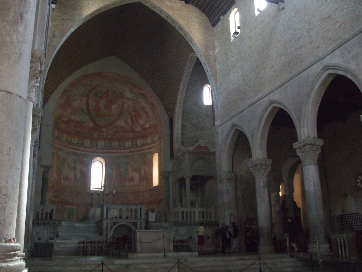 アクィレイア大聖堂
床一面のモザイクが素晴らしい