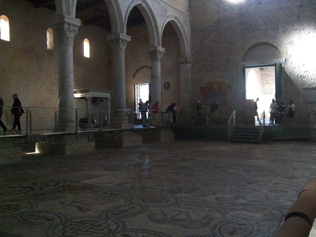 アクィレイア大聖堂
床一面のモザイクが素晴らしい