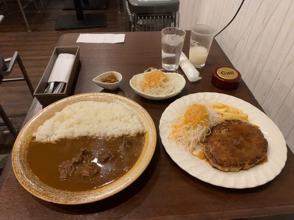 日本・北海道「札幌クラーク亭のビーフカレーとハンバーグ」の写真
