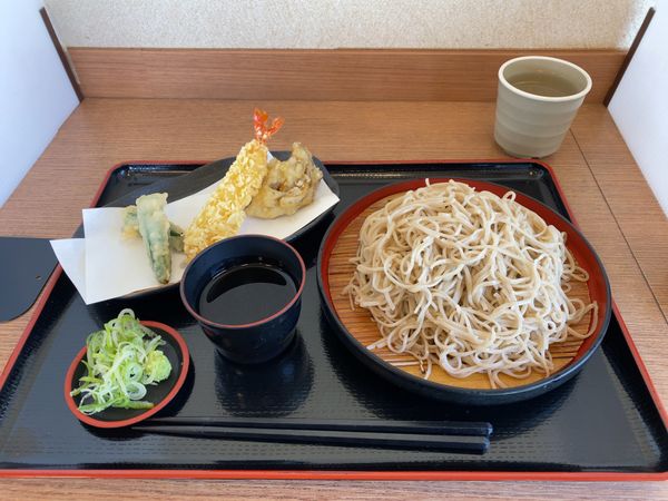 日本・長野県「松代PAのもりそばと天ぷら盛り合わせセット」の写真