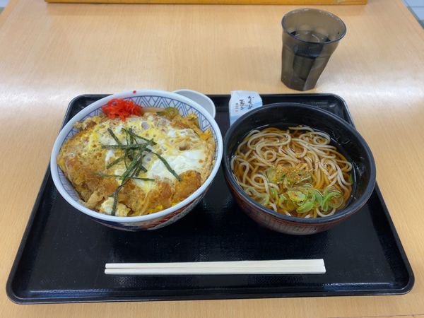 日本・岩手県「岩手山SAのカツ丼と半そば」の写真