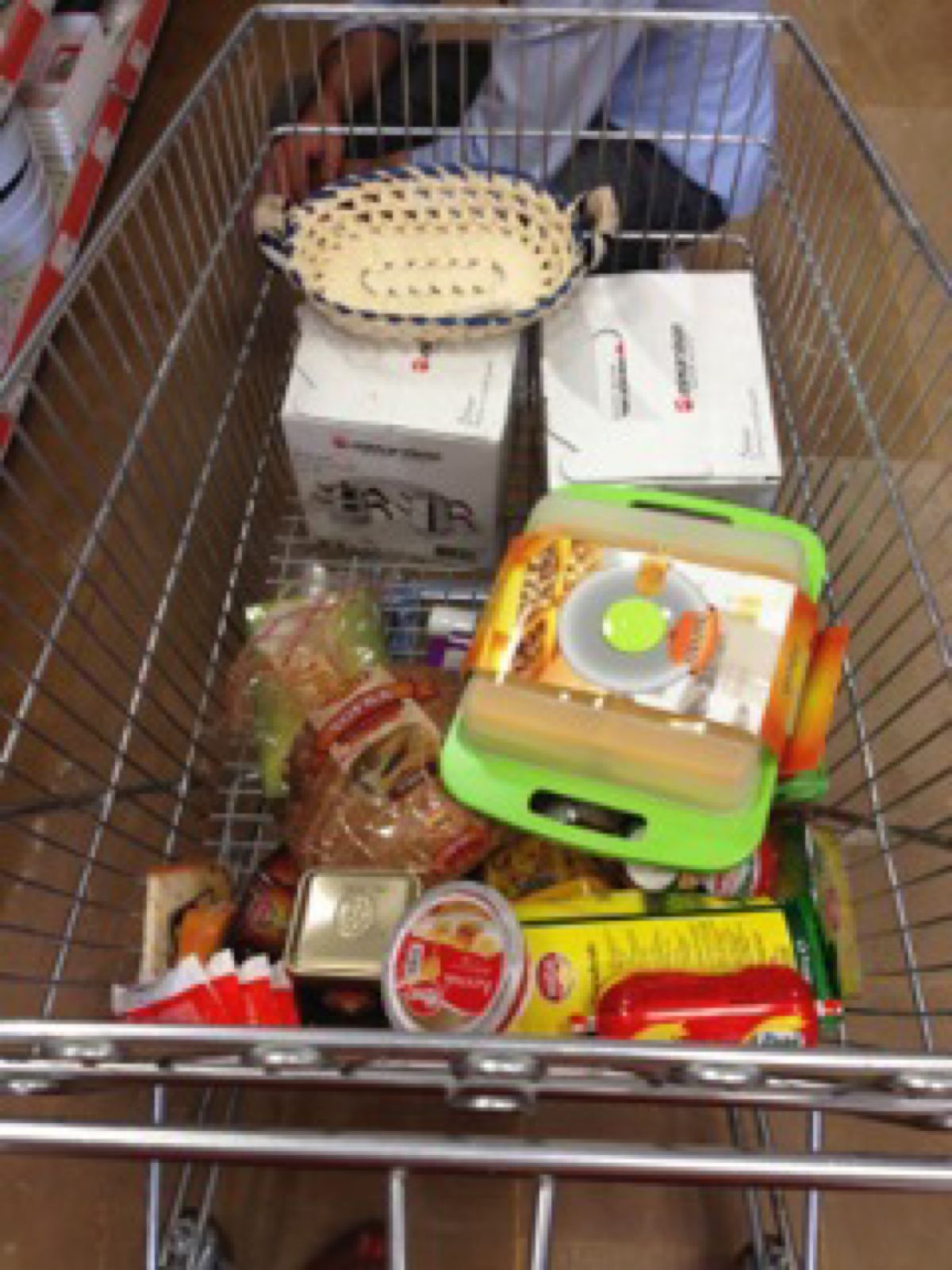 海外に行ったらスーパーには必ず行きます😆チャイやチーズをいっぱい買いました...