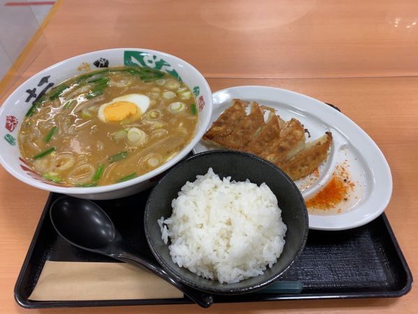 日本「長者原SAの味噌ラーメンと餃子ライスセット」の写真