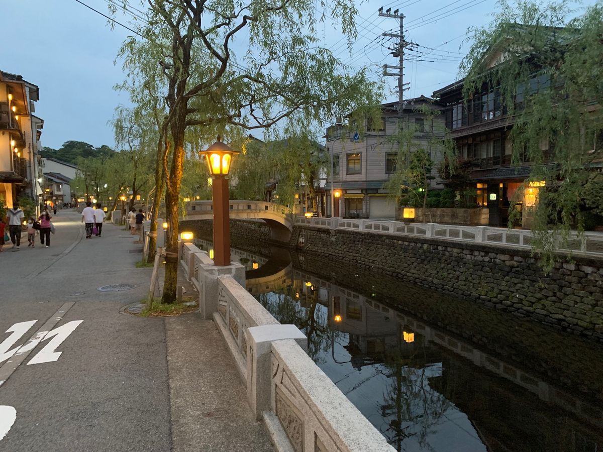 志賀直哉の城の崎にての舞台あたり。
城崎限定の小説も購入。旅のお供に。