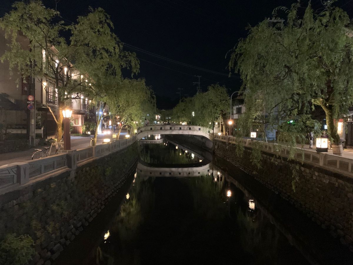 志賀直哉の城の崎にての舞台あたり。
城崎限定の小説も購入。旅のお供に。