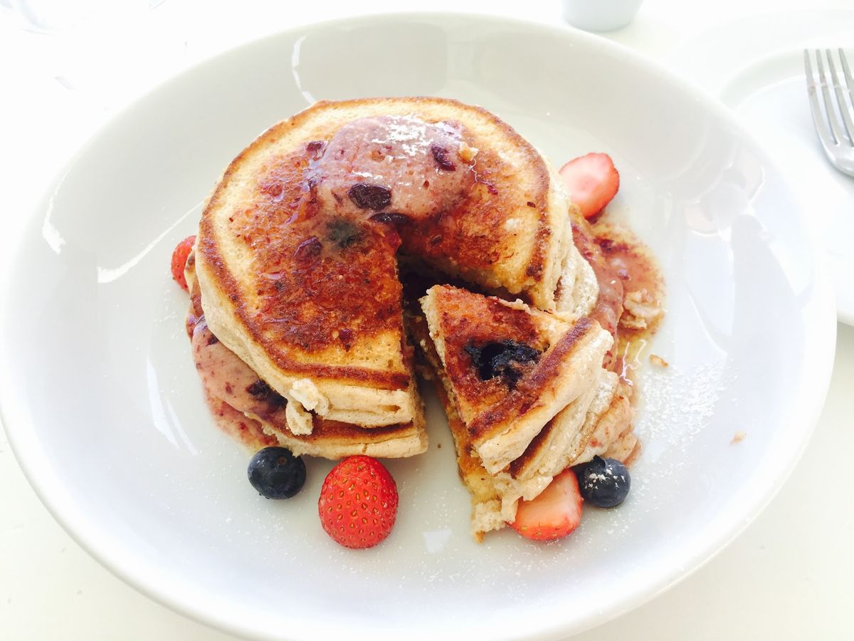 開店前から行列に並んで、
有名店のパンケーキを朝食にいただきました🥞

一...