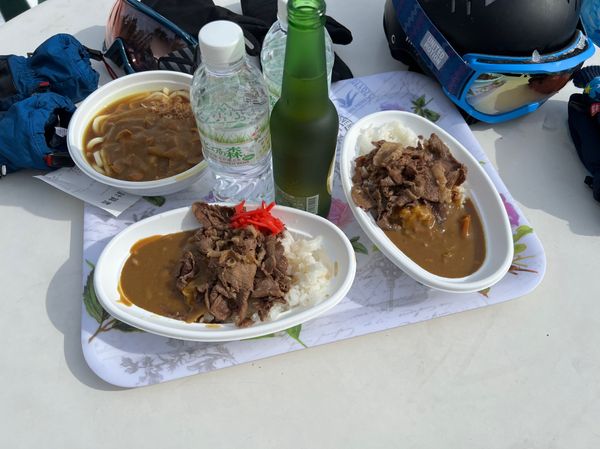 日本・軽井沢「再び軽井沢でスキーへ」の写真：こういうところで食べるなんの変哲もないカ...