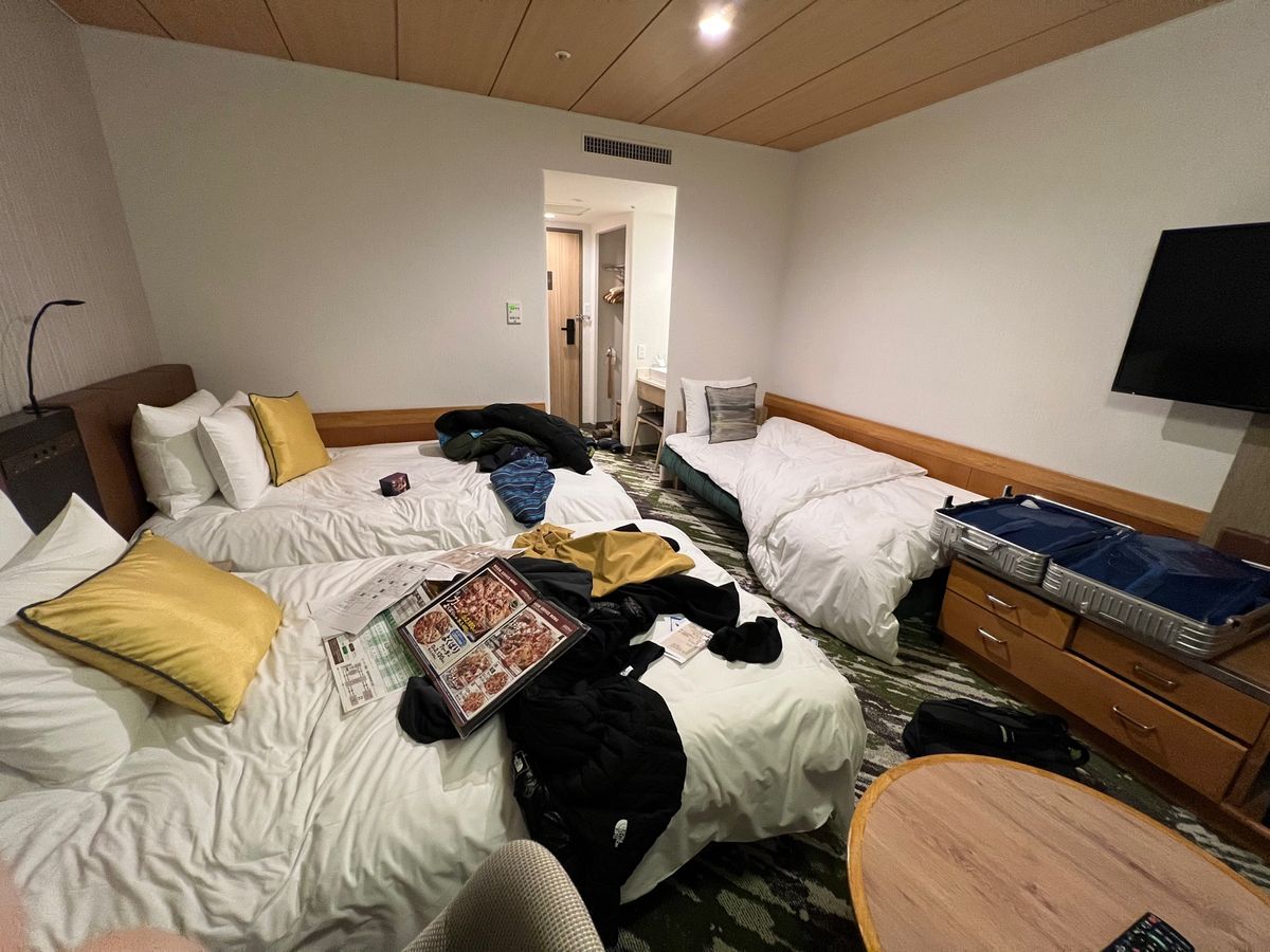 今回の部屋はスタンダードなサイズ。前回泊まったところは、新館の広い部屋だっ...