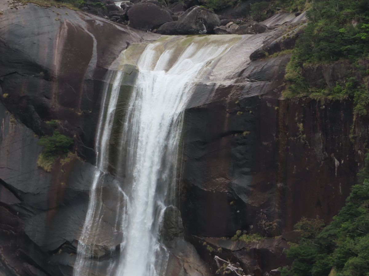 千尋の滝

遠目から見ても
なかなか迫力がある

離れてても結構音が大きく...