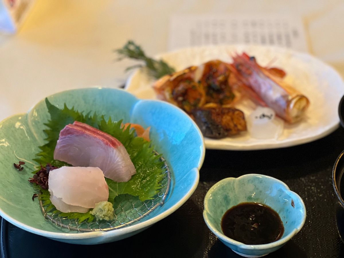 いわさきホテル

夕食🍴
宿の食事って
だいたい多すぎて「ひぃえ〜！」って...