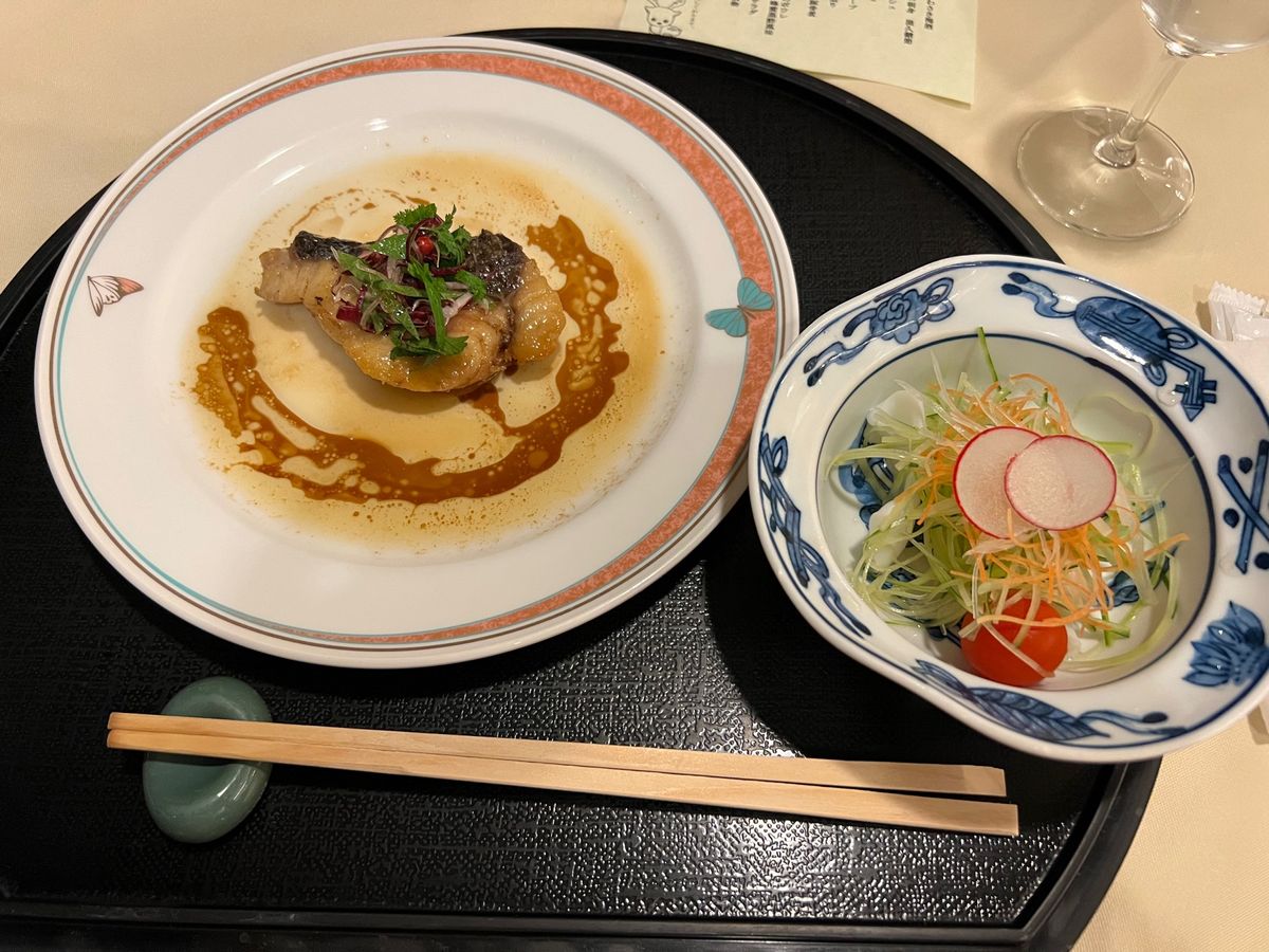 いわさきホテルの夕飯

早起き&縄文杉トレッキングでバテバテすぎて
ご飯食...