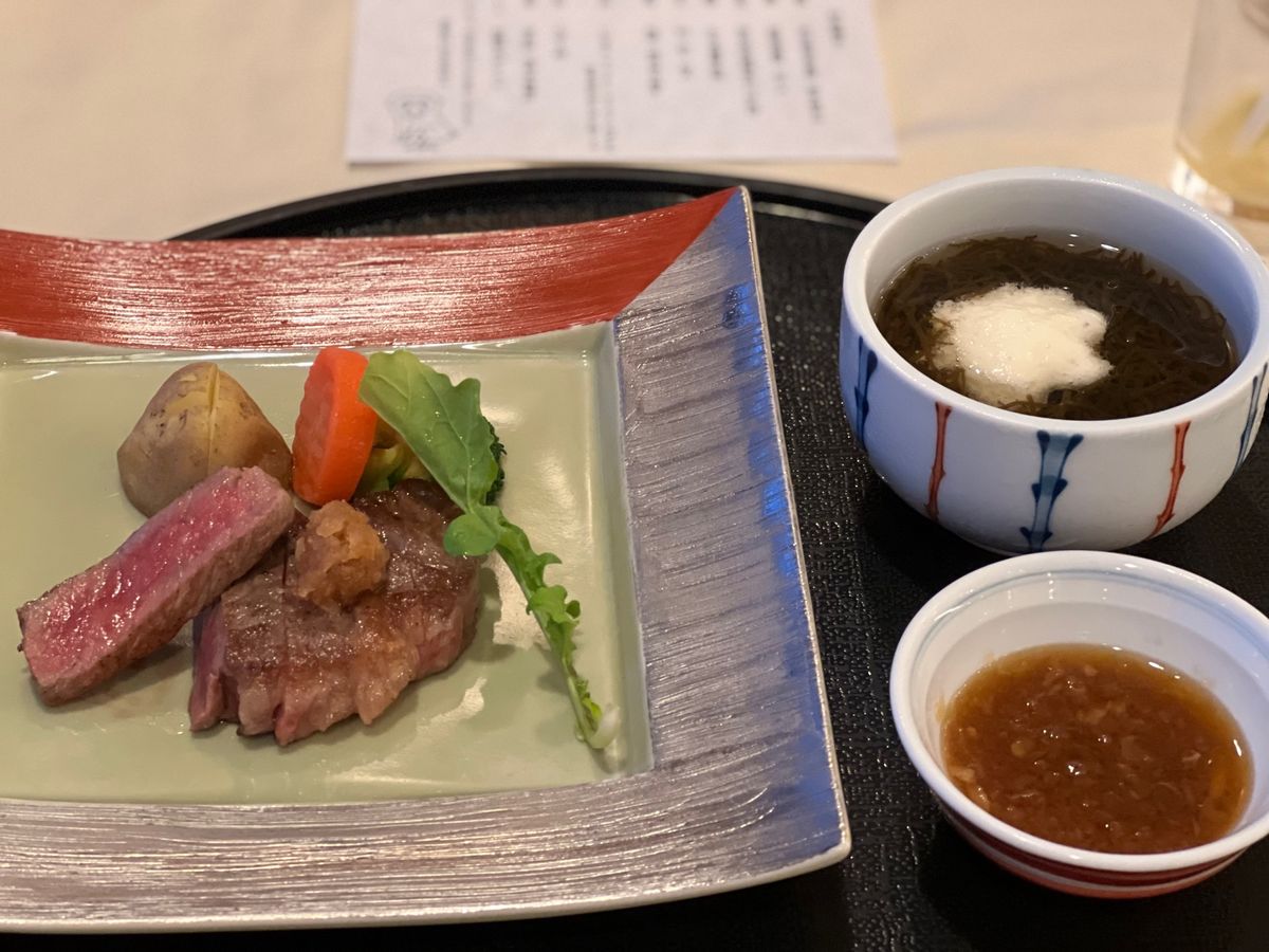 いわさきホテル

夕食🍴
宿の食事って
だいたい多すぎて「ひぃえ〜！」って...