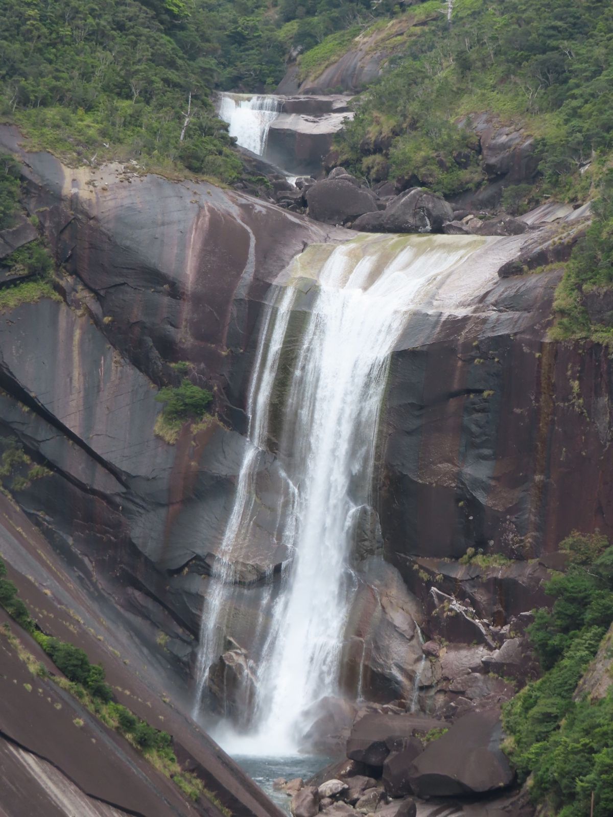 千尋の滝

遠目から見ても
なかなか迫力がある

離れてても結構音が大きく...