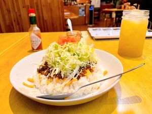 ゆいレールに乗って移動した

お昼ごはんはタコライス