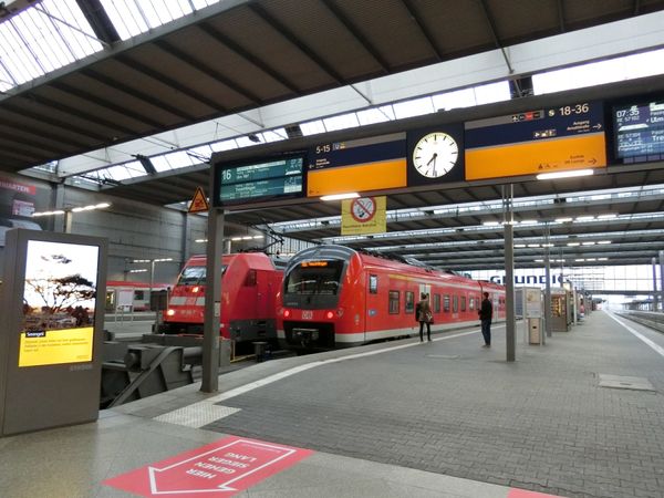 ハンガリー・ブダペスト「ミュンヘン/ザルツブルク/ブダペスト」の写真：ミュンヘンHBFとマリエン広場、新市庁舎。