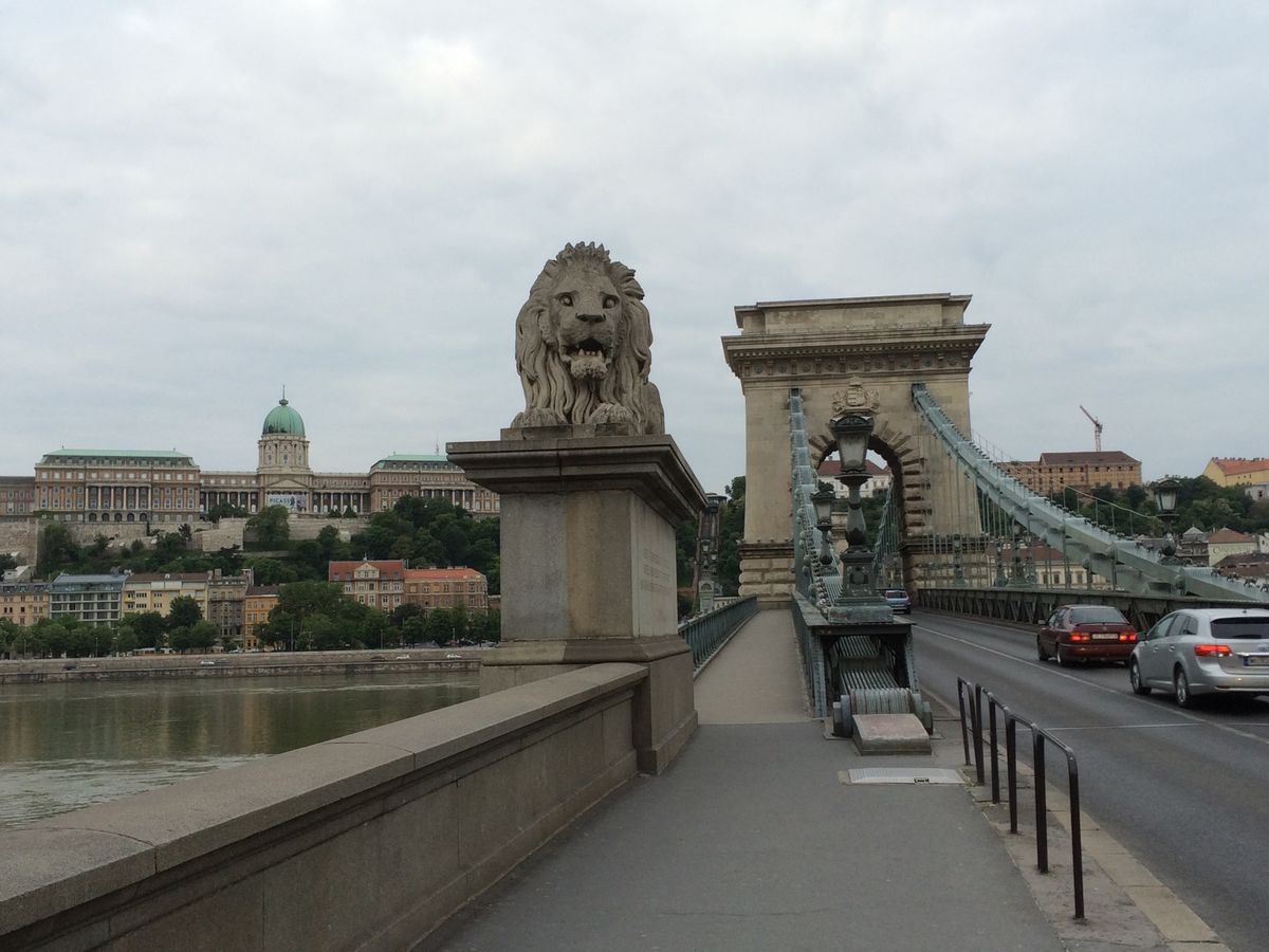 このお店で倒れたなぁ〜確かリスト音楽院か東へまっすぐ300mくらい歩いたフ...