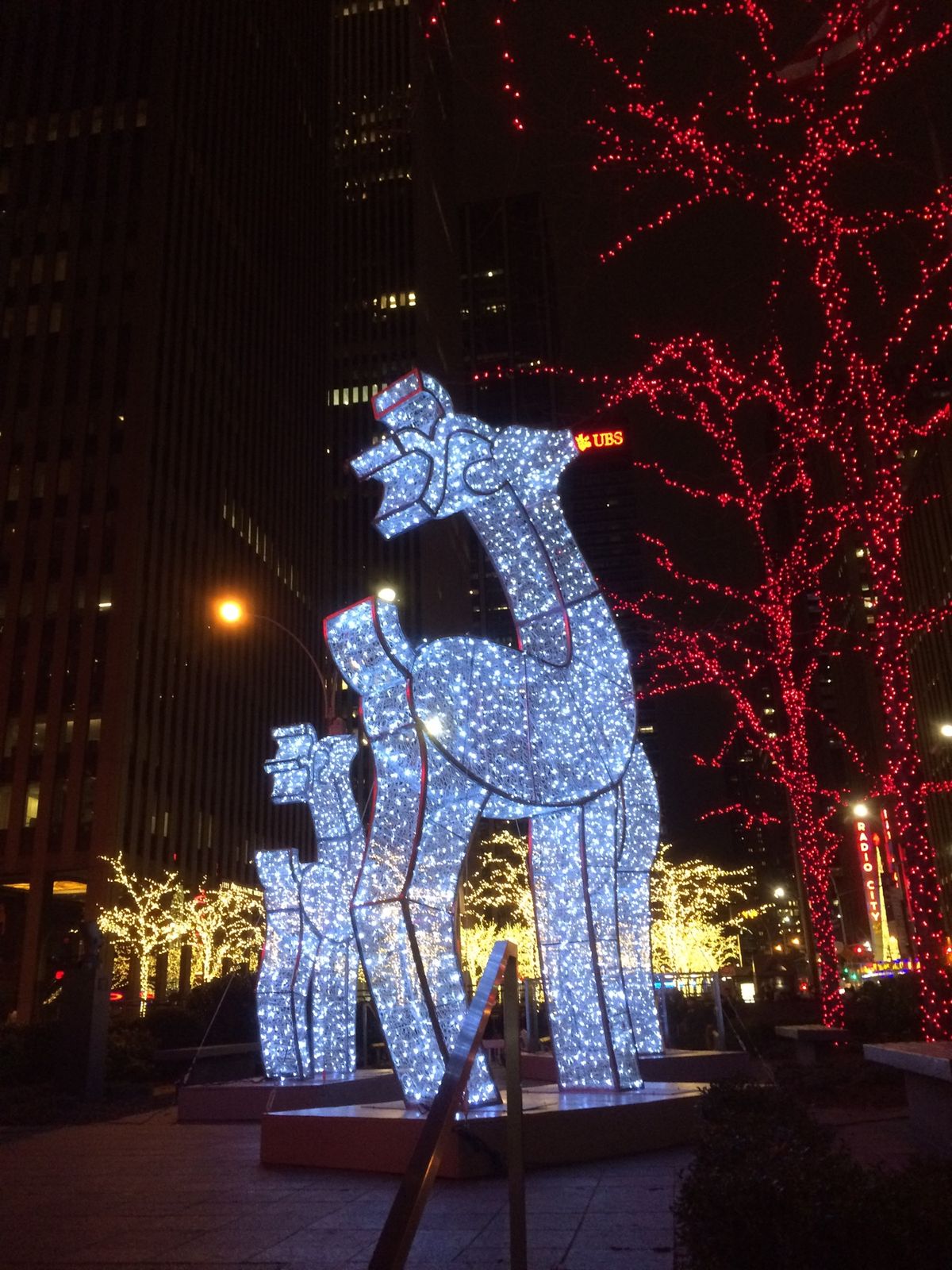 タイムズスクエアのカウントダウンの様子…撮影が雑だけどイベント参加の方が大...