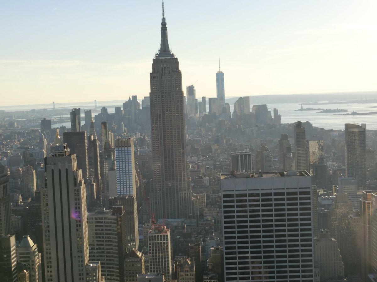 Top of the Rockからの眺め！天気が良く、でもちょっと明るすぎ...