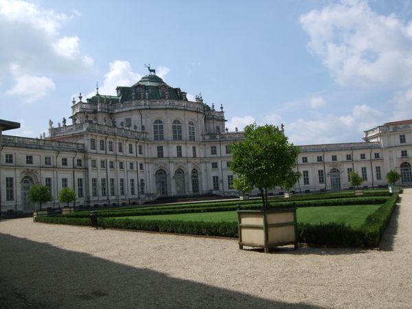 イタリア・トリノ「トリノ」の写真：同じくトリノ郊外のストゥピニージ宮殿　王...