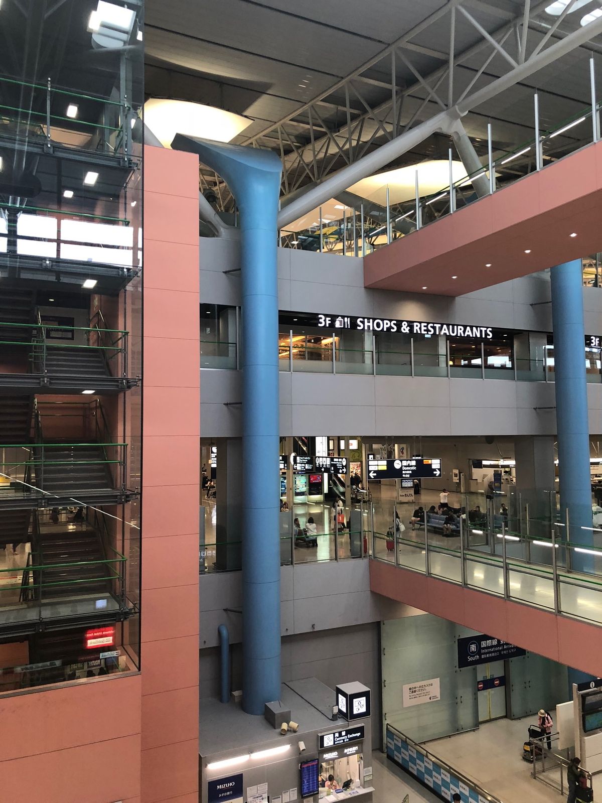 関空から出発しました。
オフシーズンの夜間便だからか、ラウンジは空いていま...