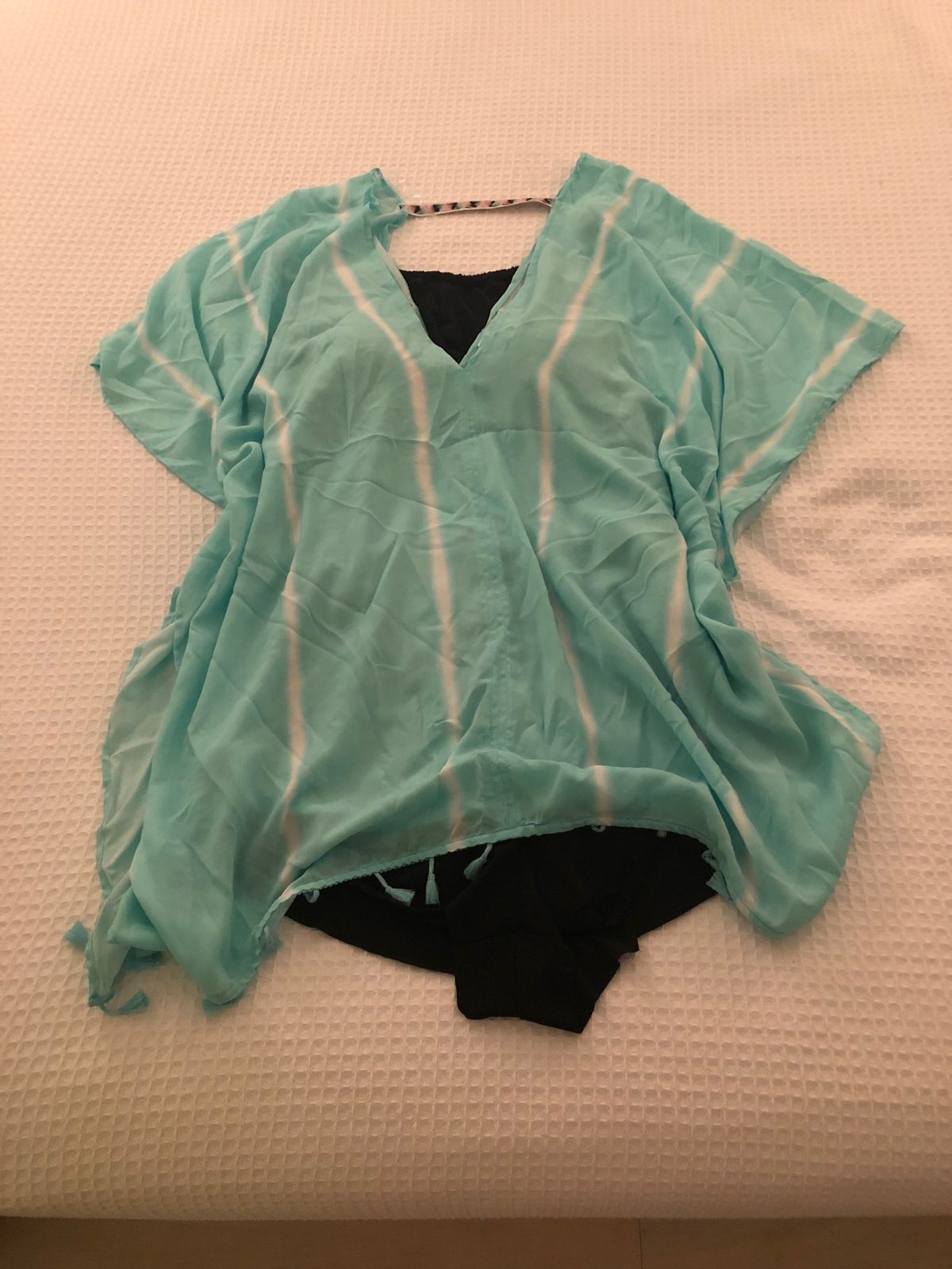 夕食はアヒポケのプレートをテイクアウトしてラナイで。ビーチウェアを買っちゃ...