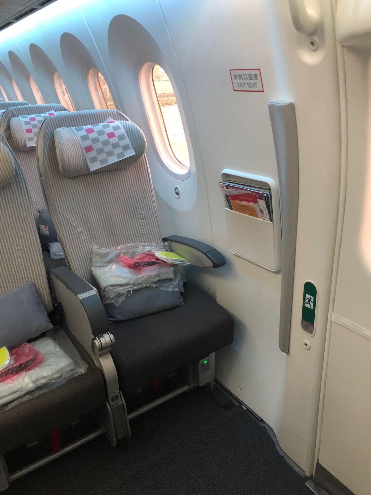 関空から出発しました。
オフシーズンの夜間便だからか、ラウンジは空いていま...