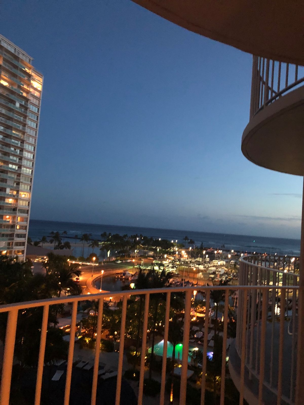 夕食はアヒポケのプレートをテイクアウトしてラナイで。ビーチウェアを買っちゃ...