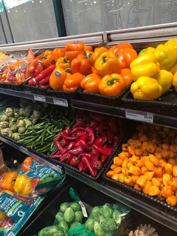 アメリカ(米国)・ホノルル「ハワイ・ホノルル」の写真：ラニカイのホールフーズ
デリをツマミにま...