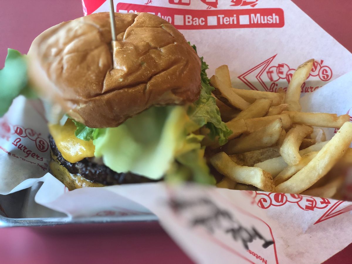 テディーズビガーバーガー
ザ　アメリカ！なサイズのハンバーガーをペロッと完...