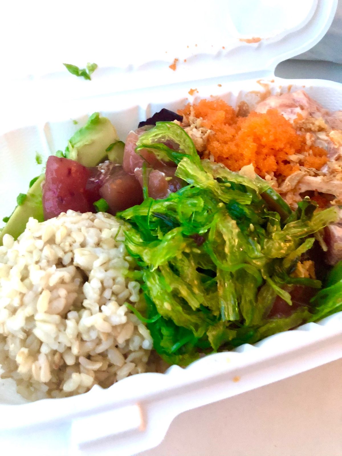 夕食はアヒポケのプレートをテイクアウトしてラナイで。ビーチウェアを買っちゃ...