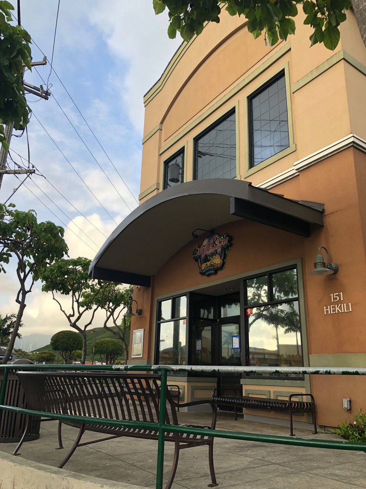 早起きしてラニカイまでThe Busで。
オープンと同時にブーツアンドキモ...