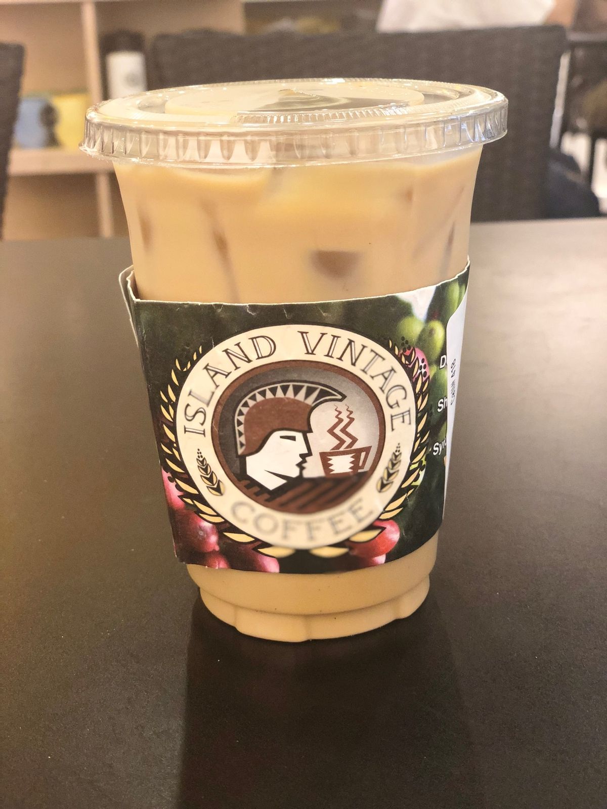 夕食はアヒポケのプレートをテイクアウトしてラナイで。ビーチウェアを買っちゃ...