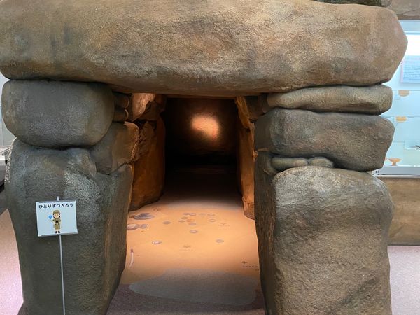 日本・福岡県「初めての🦕いのちのたび博物館🦖」の写真：日明一本松古墳の石室の実物大復元

明か...