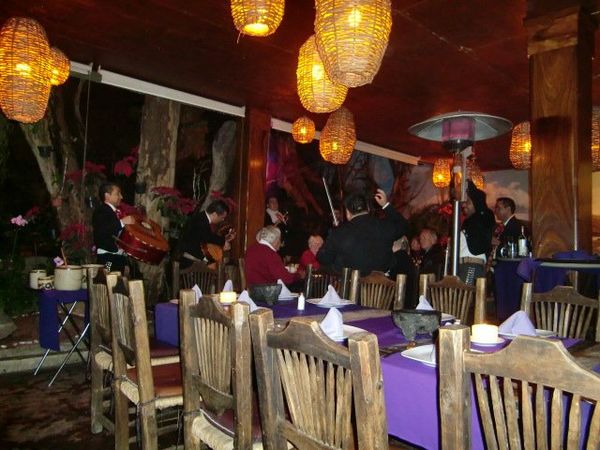 メキシコ・Guadalajara「メキシコ中西部」の写真：レストランでMariachi

樽にもビ...