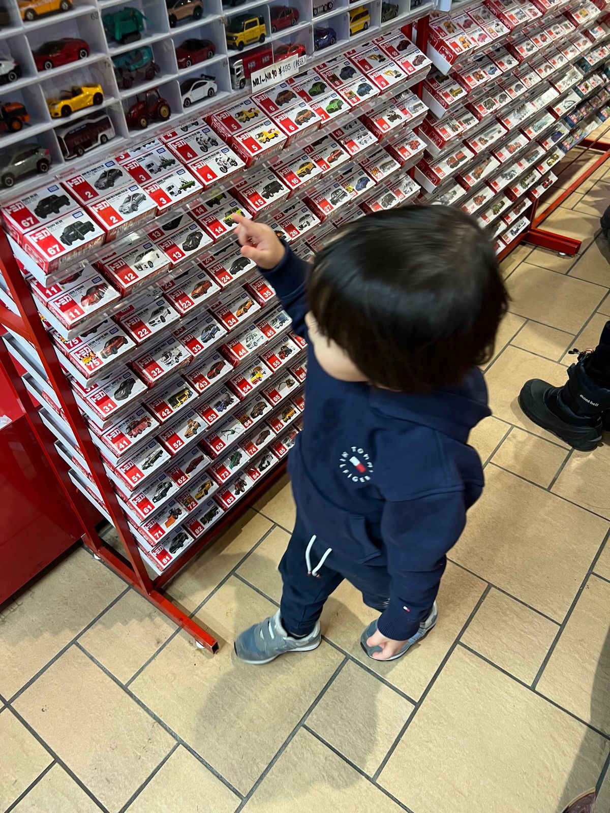 まずは談合坂で昼ごはんとトミカ