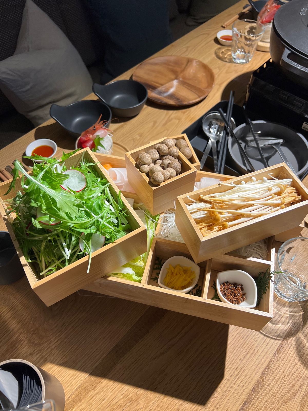 夕飯はBBQの予定だったけど、まだ寒いということで室内でしゃぶしゃぶに変更...