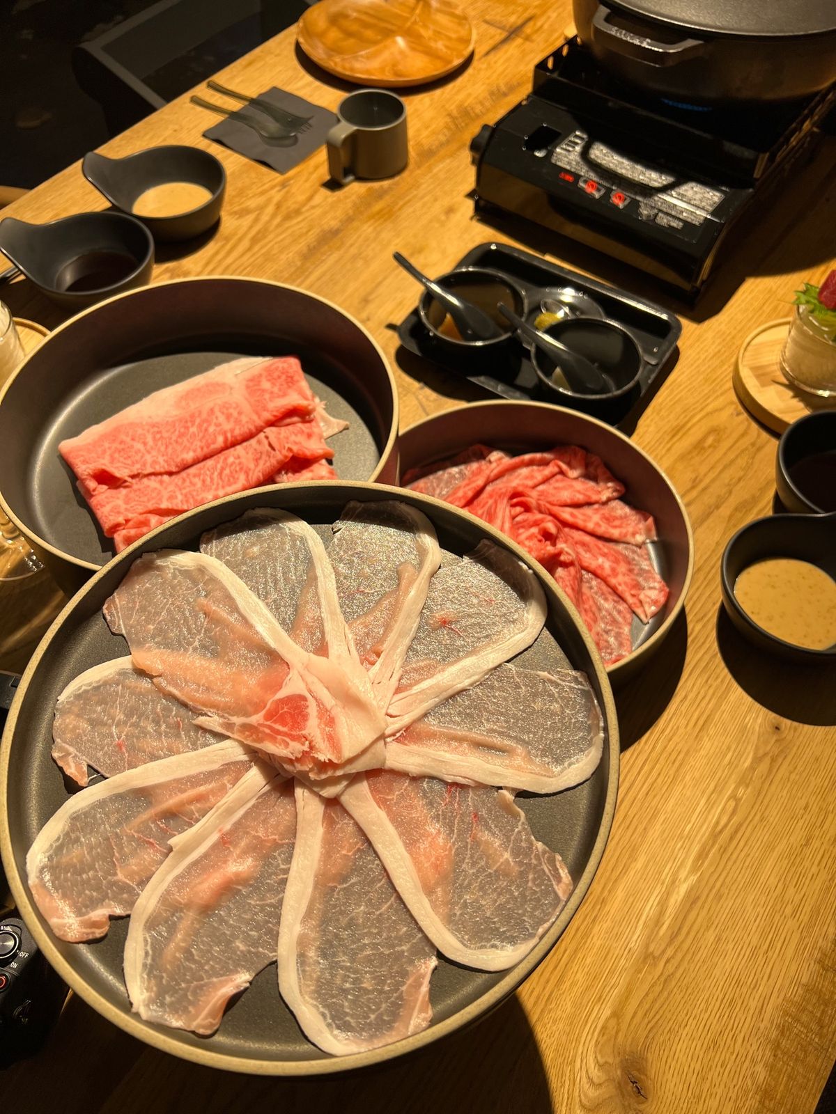 夕飯はBBQの予定だったけど、まだ寒いということで室内でしゃぶしゃぶに変更...