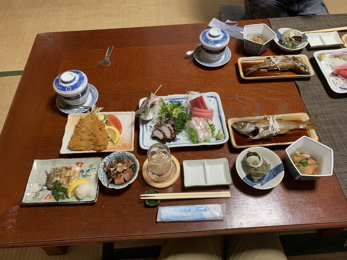 夜は生・煮・焼・揚の魚につぼ焼き、沖漬け。朝もしっかりした朝食。どれも丁寧...