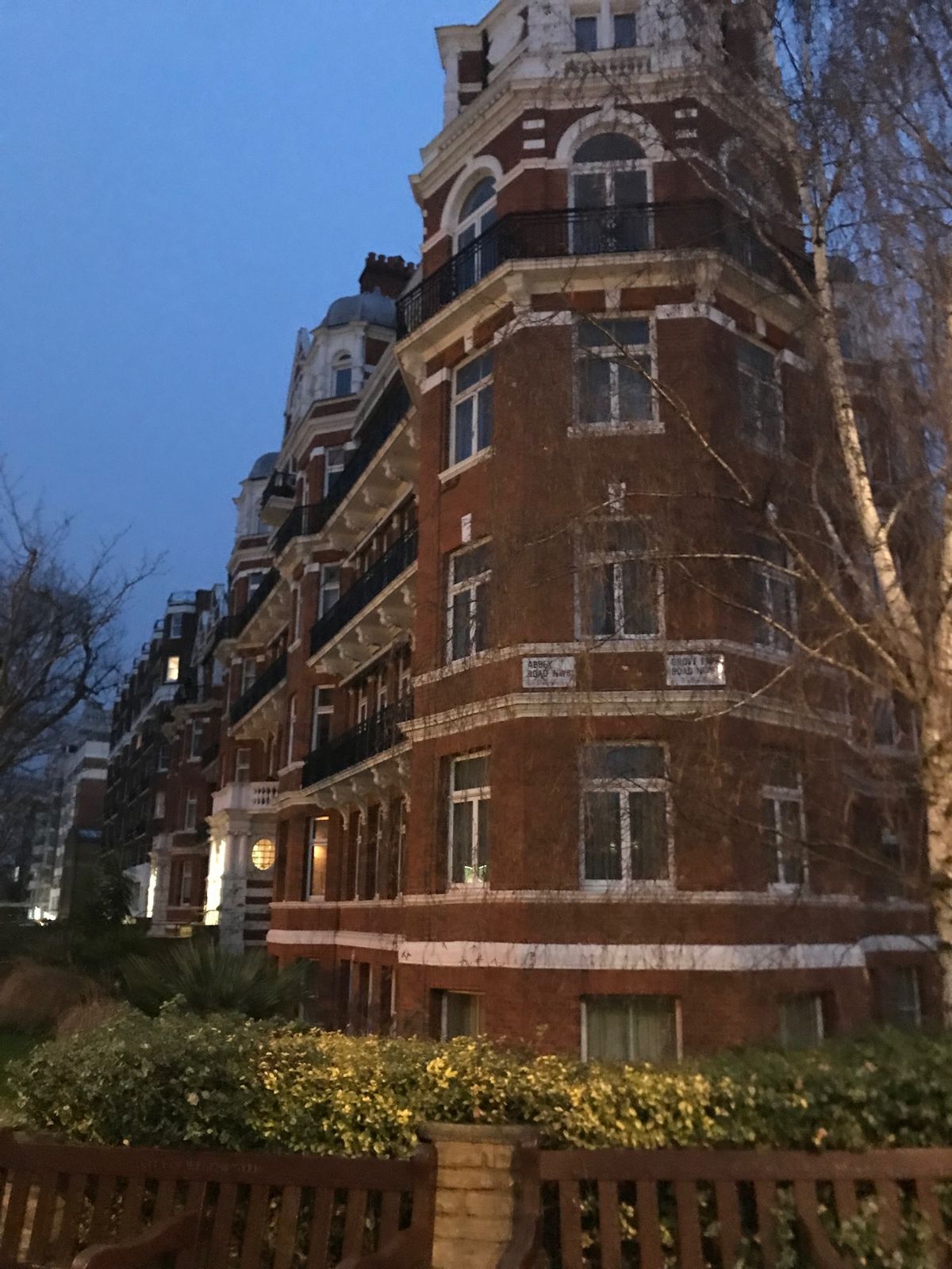 夜明け前、朝イチのアビーロードでビートルズになりきる〜