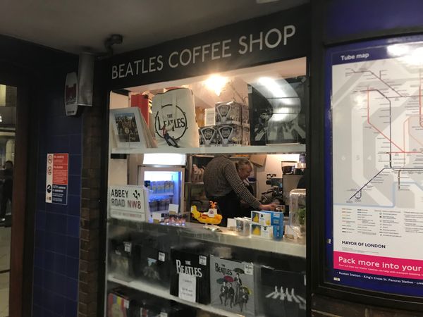 イギリス(英国)・ロンドン「Countdown Festival Fireworks in London」の写真：夜明け前、朝イチのアビーロードでビートル...