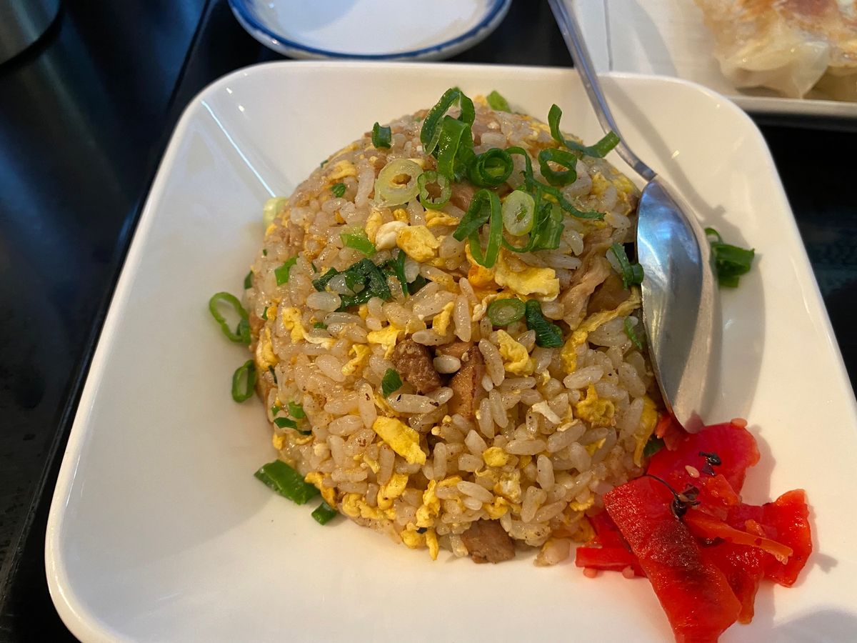 黒亭のラーメンとチャーハン！
焦がしニンニクがいい感じ！
チャーハンも完食！