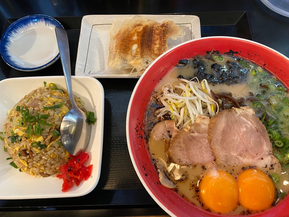 黒亭のラーメンとチャーハン！
焦がしニンニクがいい感じ！
チャーハンも完食！
