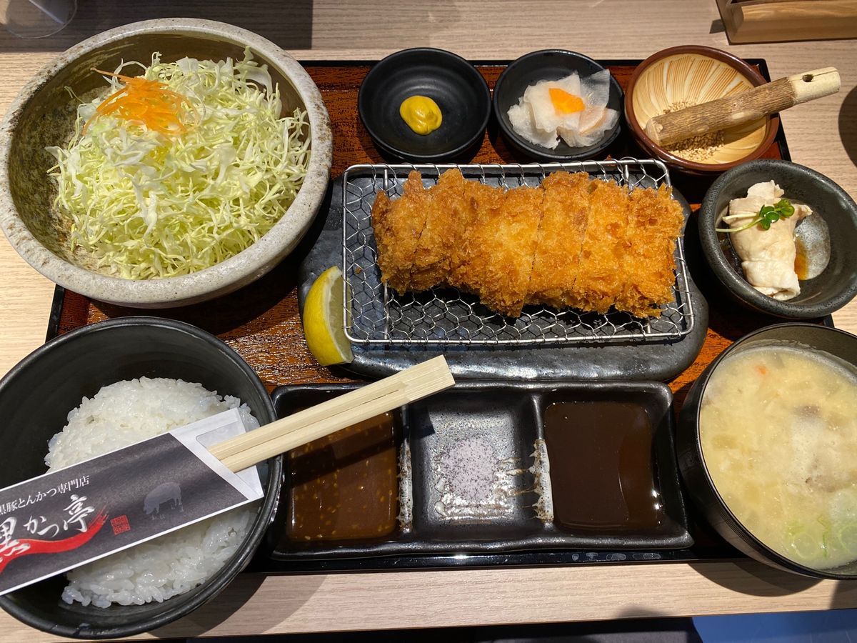 黒かつ亭！
豚食べた！
追加でメンチカツ！