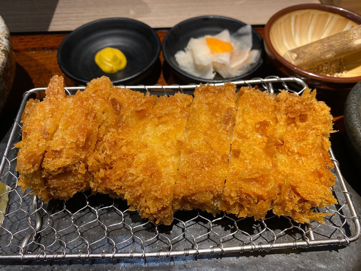 黒かつ亭！
豚食べた！
追加でメンチカツ！