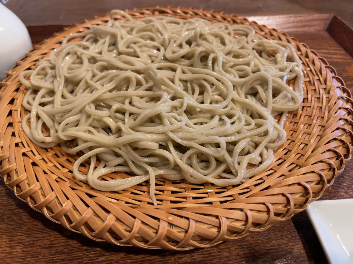 京都御苑の前にある手打ち蕎麦花ももでざる蕎麦をいただきました。シンプルだけ...