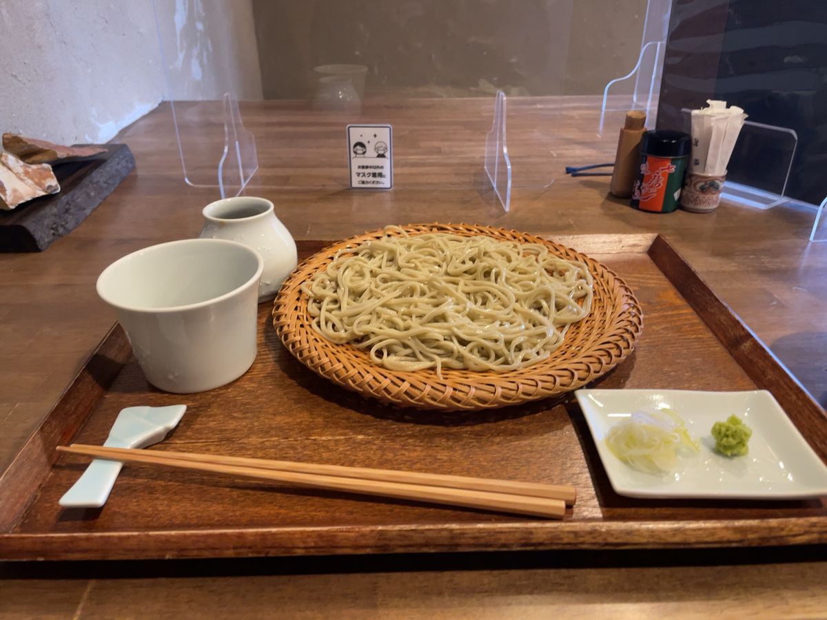 京都御苑の前にある手打ち蕎麦花ももでざる蕎麦をいただきました。シンプルだけ...
