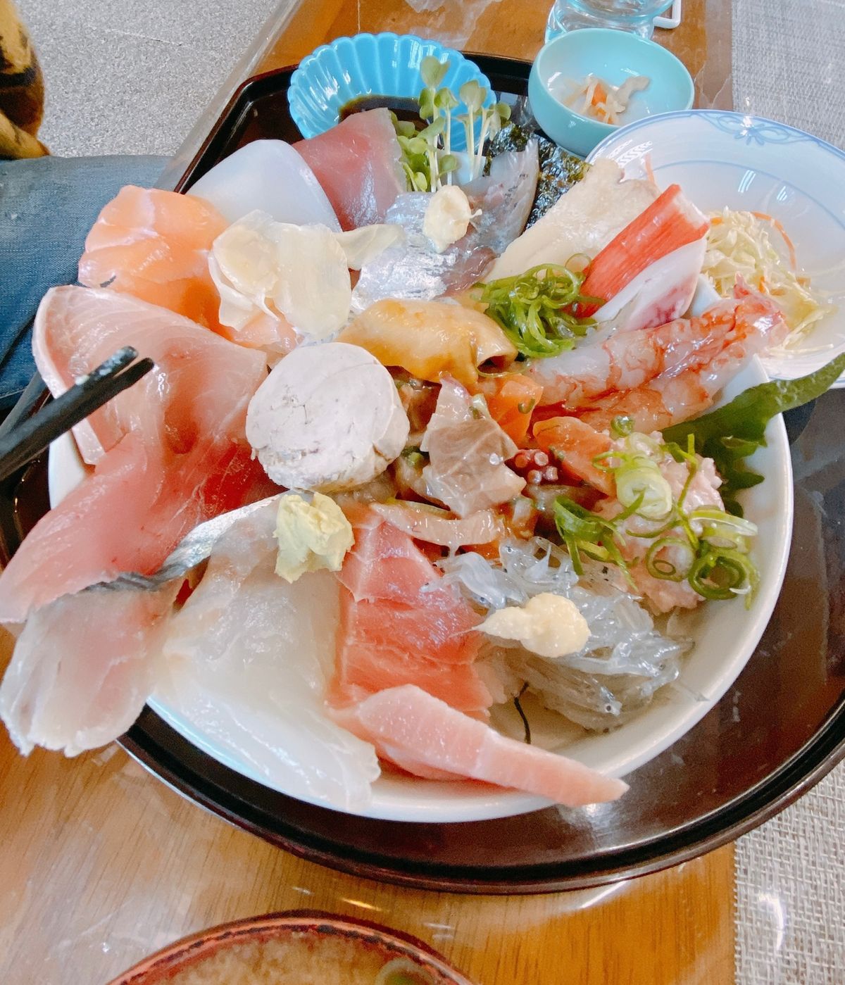 魚芳の海鮮丼と岩魚の骨酒