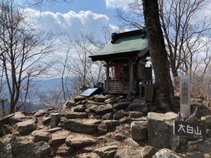 自宅から歩いて行ける山まで登山。
山影が尖った円錐形で傾斜がキツいけど、登...