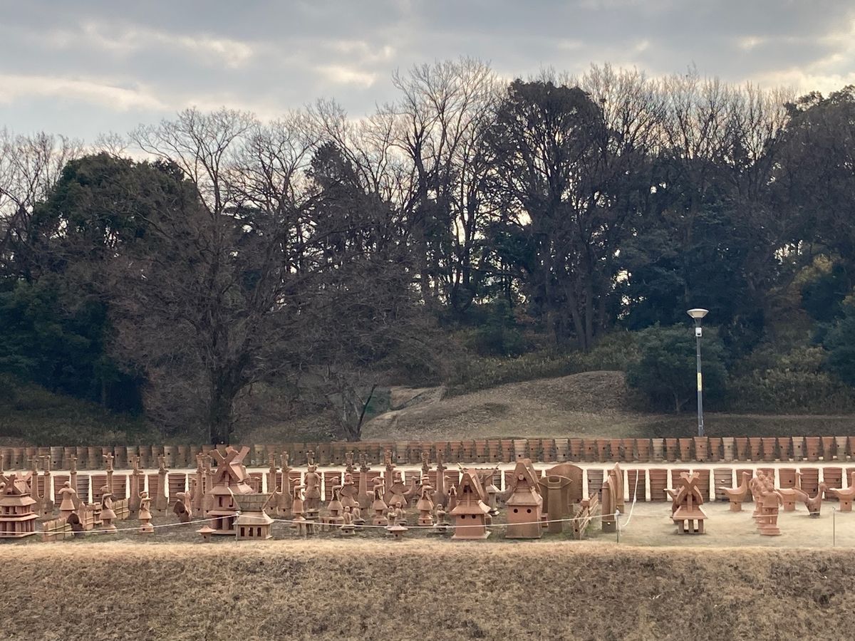 ・古墳の周りは公園と無数の埴輪達
・奥の森部分が古墳
・散策は動きやすい服装で…