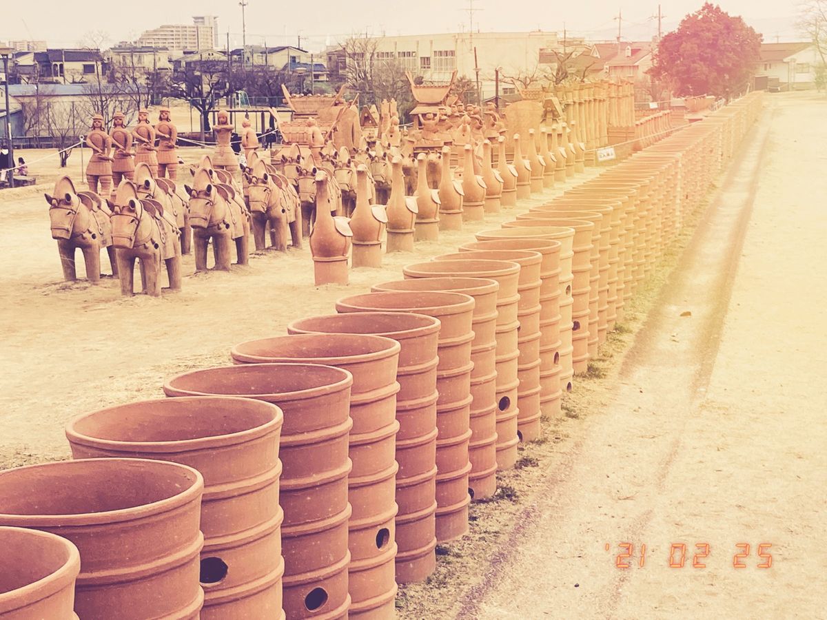 ・古墳の周りは公園と無数の埴輪達
・奥の森部分が古墳
・散策は動きやすい服装で…